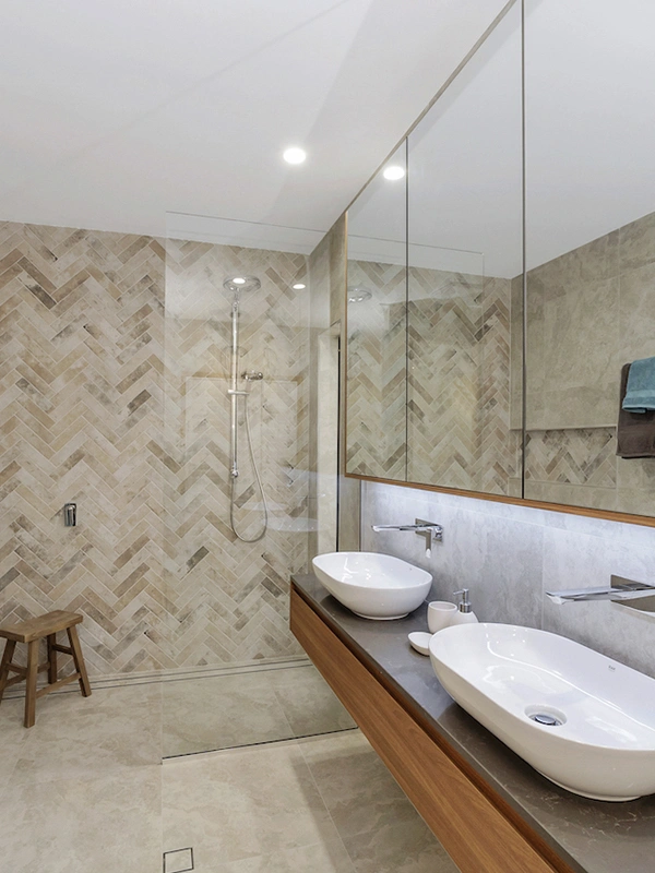 travertino com o toque de madeira na bancada da pia do banheiro 