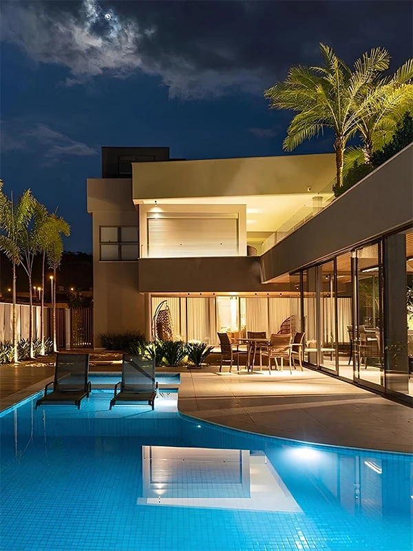 área gourmet com piscina e porcelanato em volta 