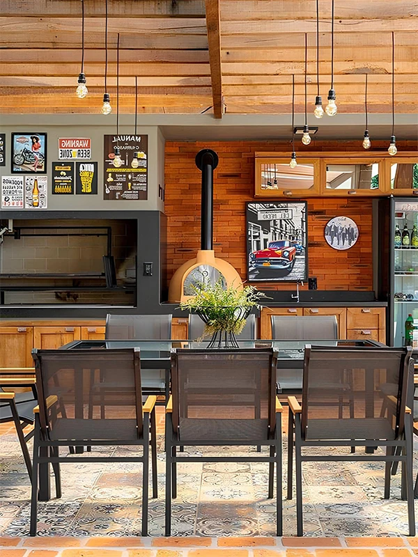 designers com revestimentos de toque amadeirado em harmonia com a churrasqueira e bancada da cozinha