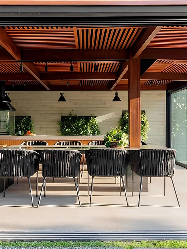 decoração no estilo brasileiro com forro de ripados de madeira e porcelanato retificado no piso com piscina da área gourmet