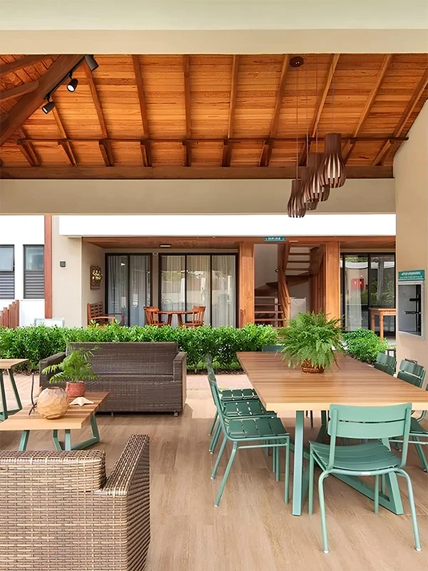 revestimento amadeirado para espaço gourmet com plantas e móveis de decoração