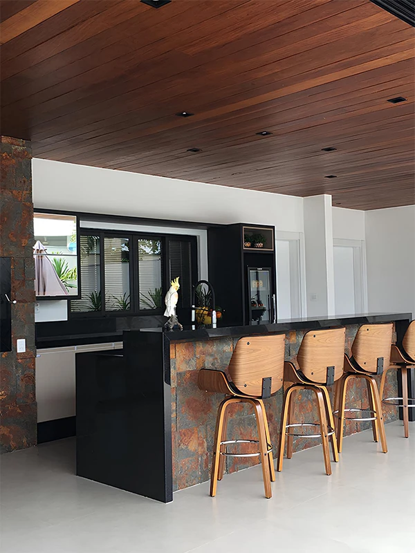 área gourmet com revestimento de pedra ferro 