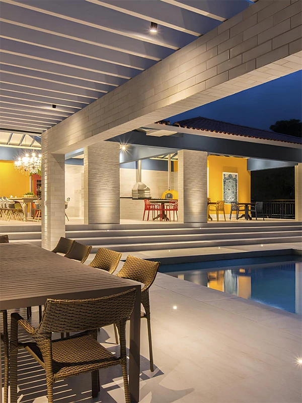 espaço gourmet notuno com iluminação e decoração com piscina