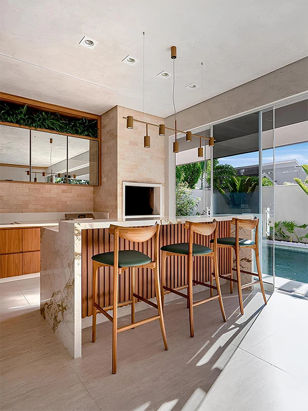 decoração interna e externa com churrasqueira e piscina