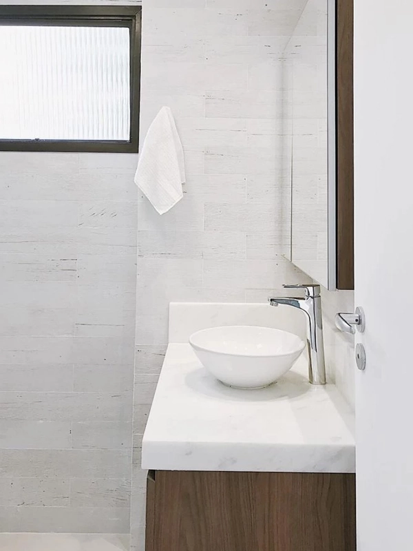 Designer leve com o porcelanato branco para banheiro