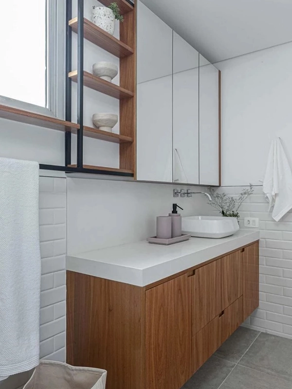 Móveis de madeira destacam no revestimento para banheiro branco