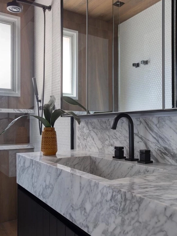 Marmore na bancada do banheiro