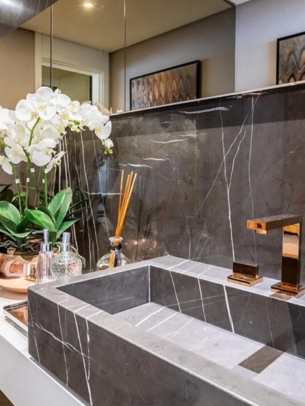 Porcelanato que imita mármore no banheiro