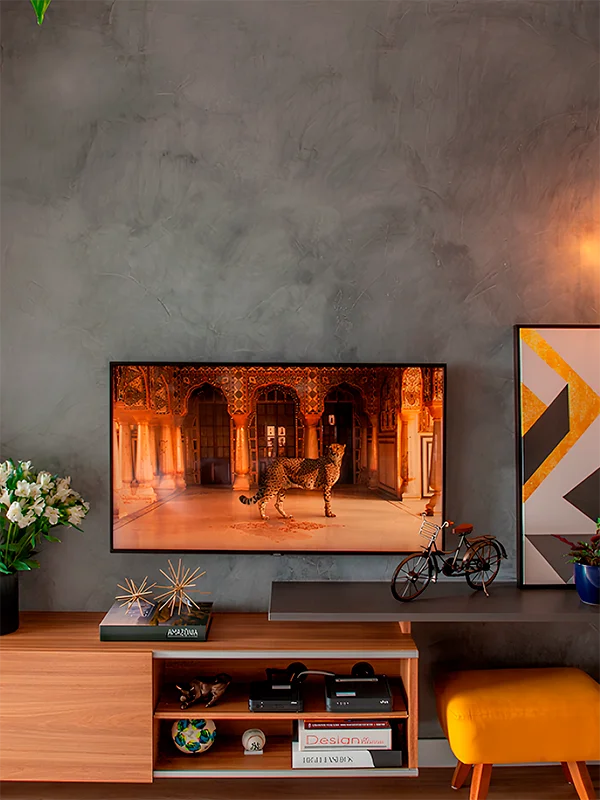 Explorando o Charme do Piso de Cimento Queimado: Dicas, Preços e Locais de Aplicação +40 Fotos 90 sala de estar com piso de cimento queimado aplicado na parede da TV