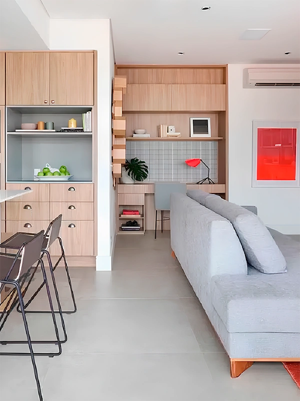 sala com porcelanato fosco aplicado no piso, essa foto tem sofás e móveis da sala de jantar