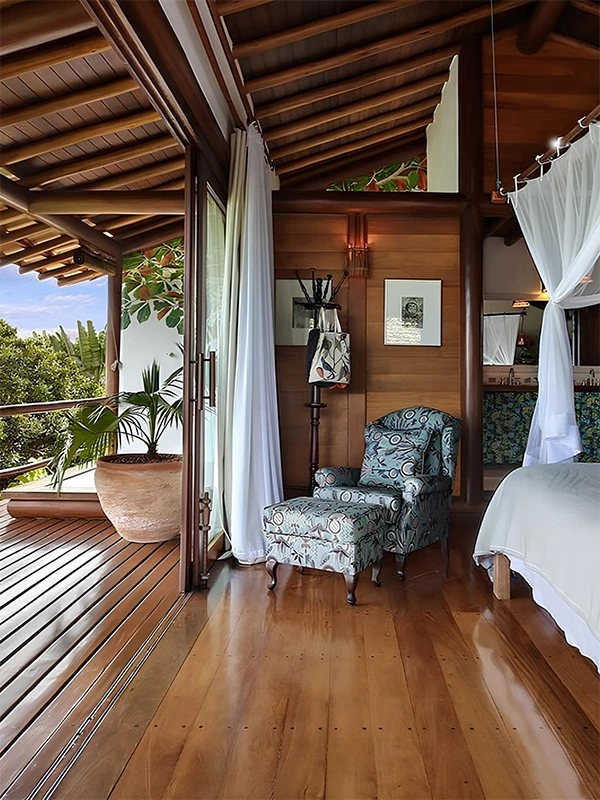deck de madeira conecta diferente espaço da casa