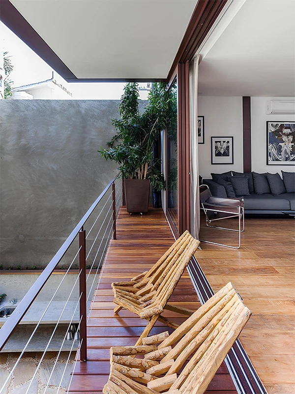 espaço elevado com deck e cadeiras para varanda