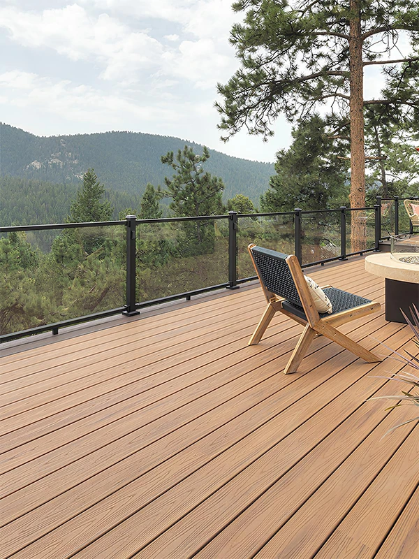deck de madeira plástica destaca em casas de campo com varanda