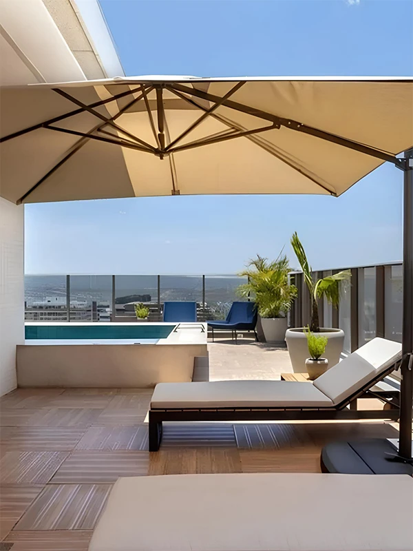 Terraço com deck e piscina elevada