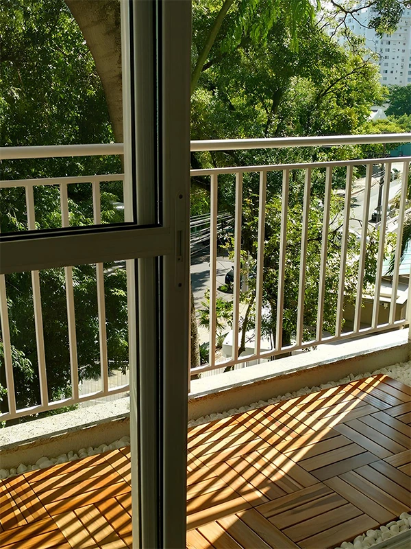 sacada com deck de madeira modular