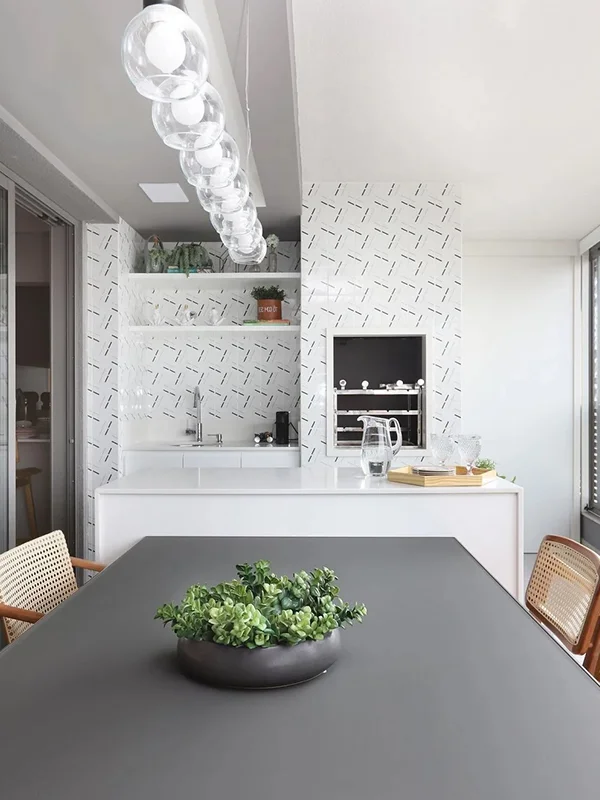 churrasqueira branca com mesa preta em uma decoração neutra