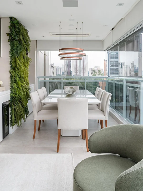 espaço dedicado para preparação de alimentos, uma decoração clean e moderna com jardim vertical de plantas artificiais