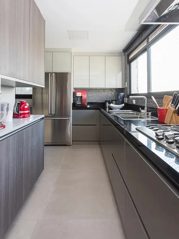 multiplas combinações com revestimento retificado na cozinha com bancada de porcelanato