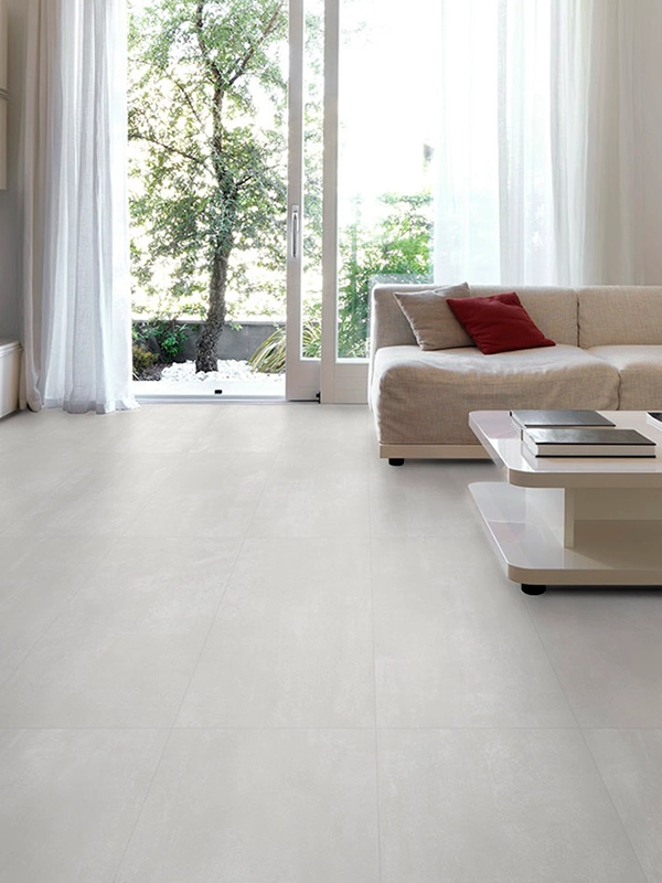 Piso acetinado de porcelanato aplicado na sala de estar 