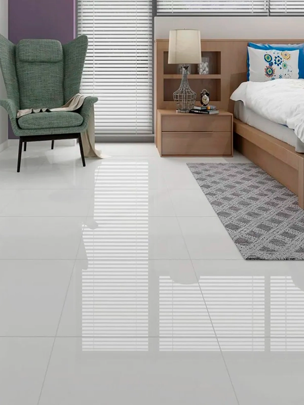 Piso de porcelanato branco aplicado no quarto de casal