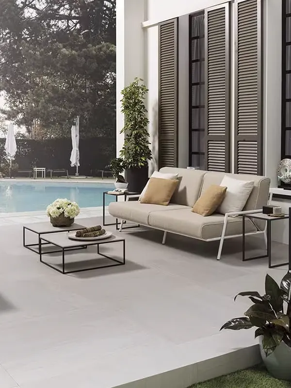 área de lazer com piscina com ceramica antiderrapante