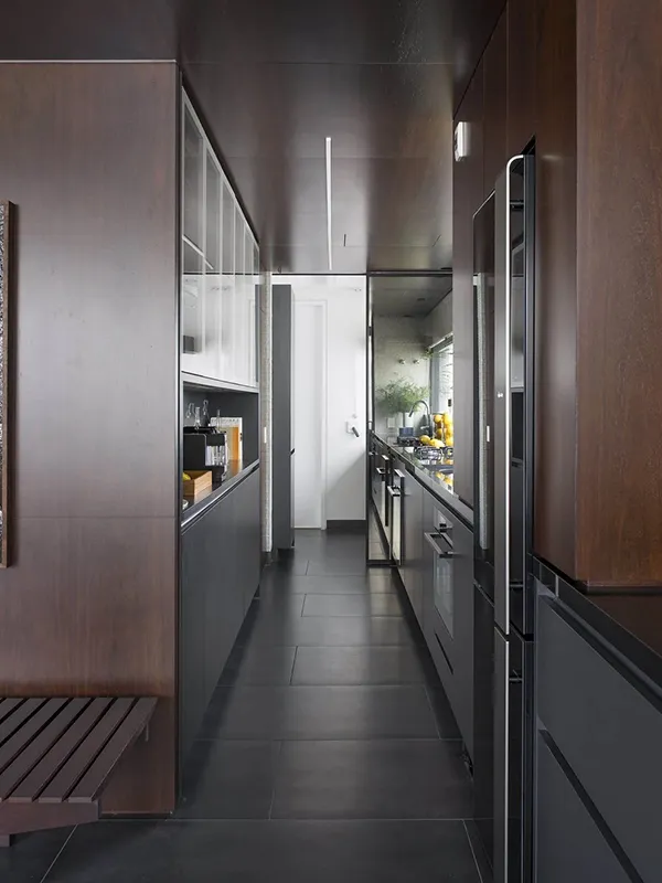 ceramica preta antiderrapante na área da  cozinha 