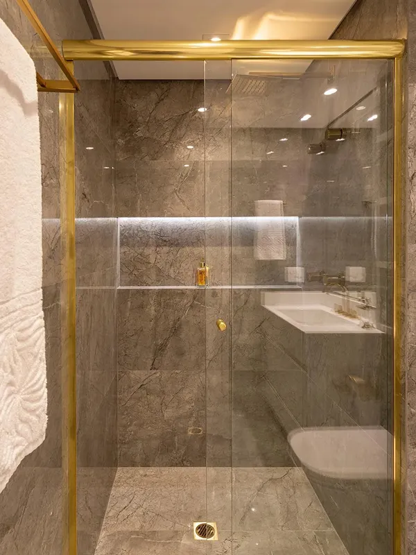 banheiro com ceramica antiderrapante aplicado no piso e paredes com toque marmorizado 