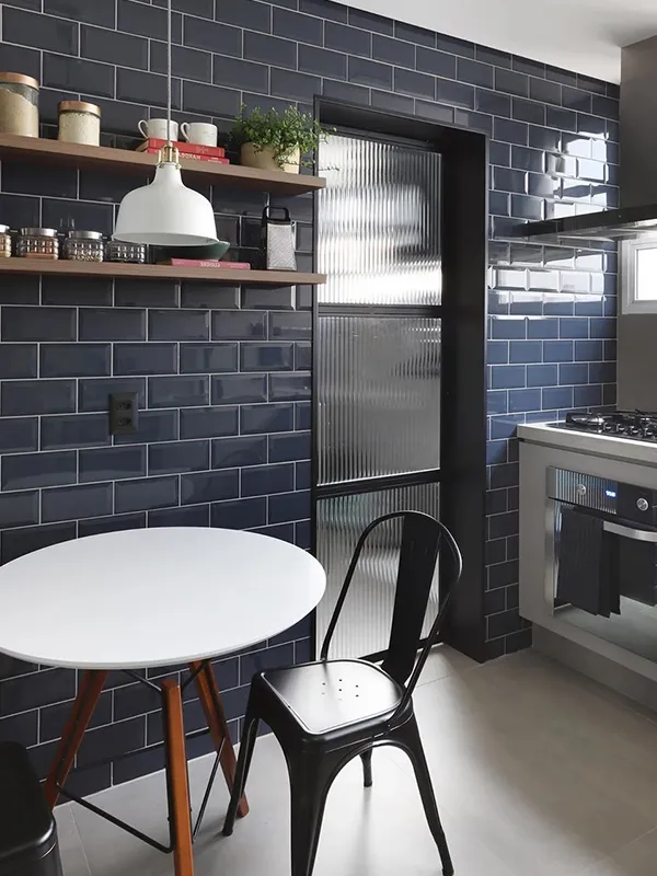 revestimento de ceramica em relevo na área da cozinha planejada 