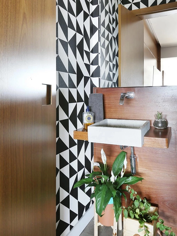 Nicho embutido em parede de banheiro com revestimento cerâmico marmorizado.
