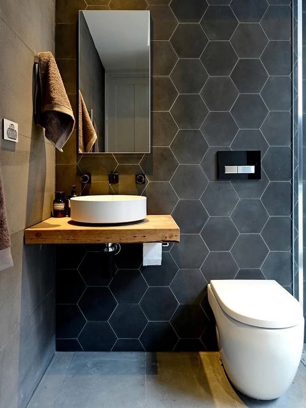 Imagem aérea de piso cerâmico com textura de madeira em banheiro espaçoso.
