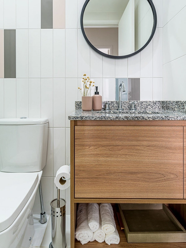 Vista frontal de banheiro moderno com revestimento cerâmico branco.