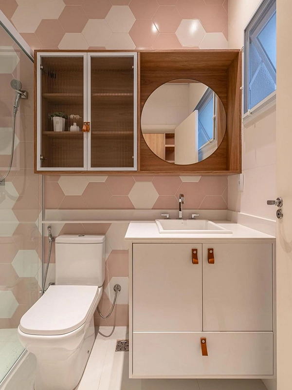 área de banho com cores rosa 