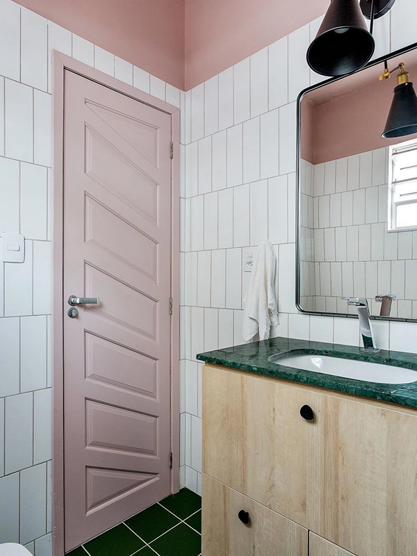 uso da ceramica no banheiro com portas rosas 