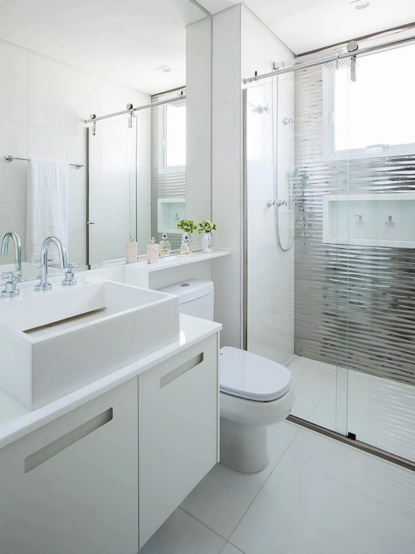 mostrando de frente como o branco destaca e deixa limpo qualquer tipo de banheiro 