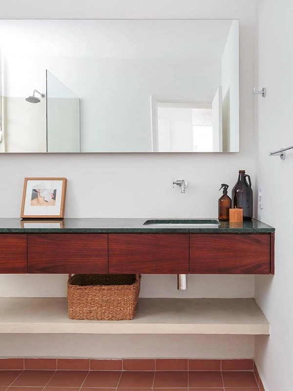 transformação com toque amdaeirado em banheiros branco 