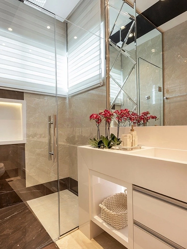 ambiente colorido e acolhedor do banheiro com ceramica branca