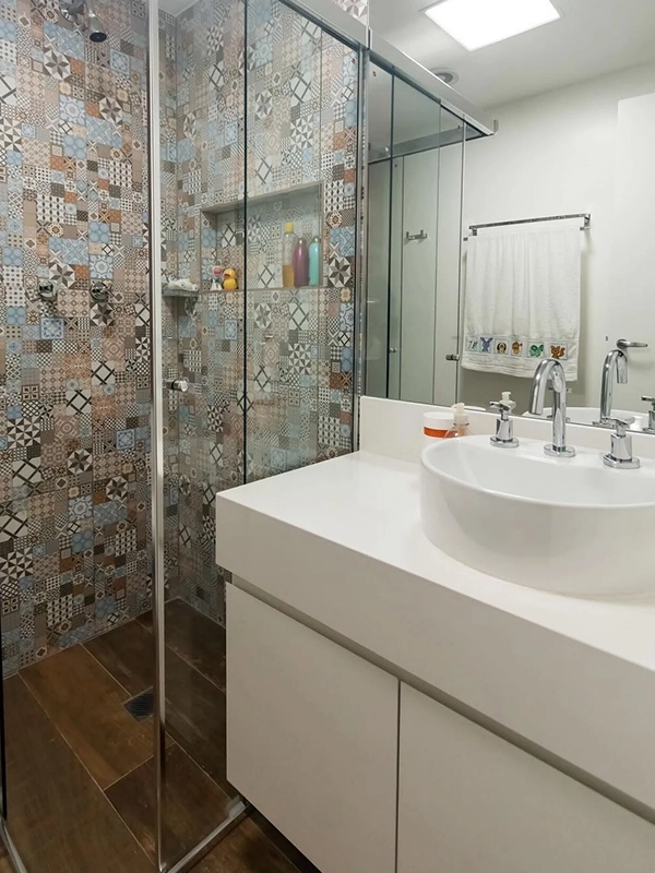 ceramica colorida com bancada de porcelanato branca 