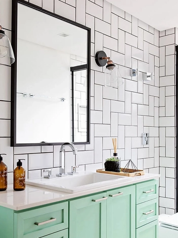 elementos criativos na parede com espelho quadrado 