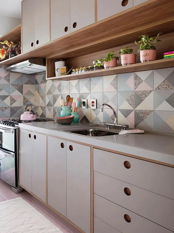 ceramica na diagonal destaca a parede da cozinha