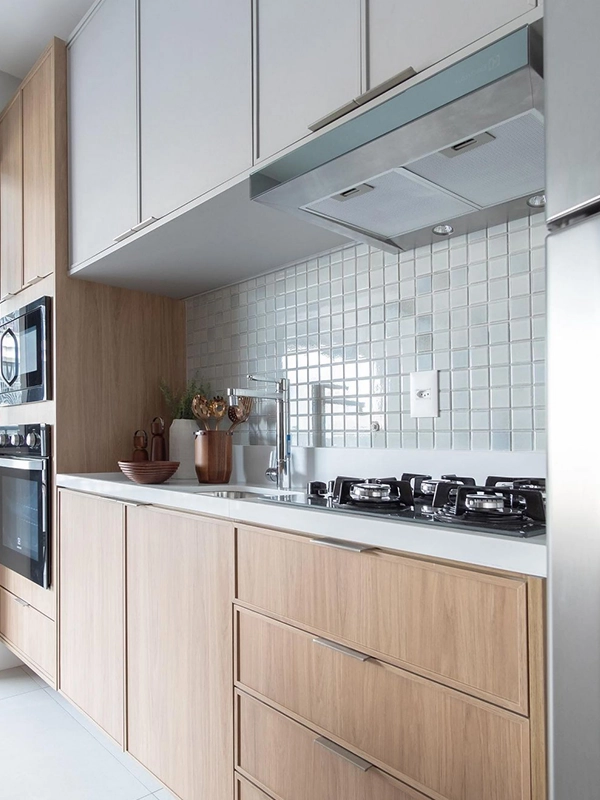 cores vibrantes para expandir o projeto da cozinha pequena 