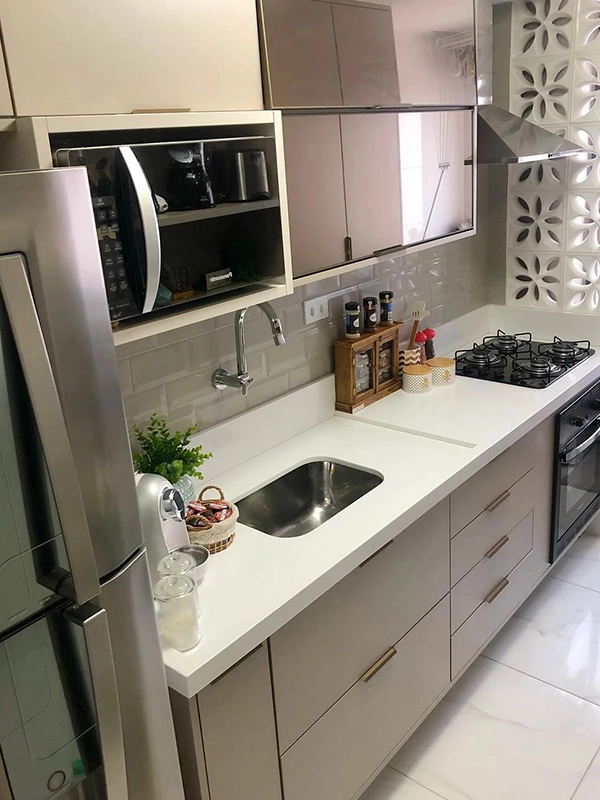 faixa de ceramica que destaca a cozinha 