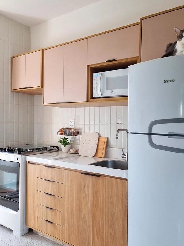 cozinha co mtoque amadeirado destaca qualque projeto de apartamento pequeno