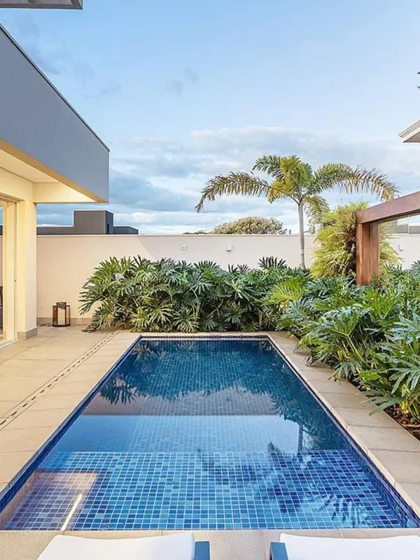 ceramica e azulejos em combinação da decoração de piscina