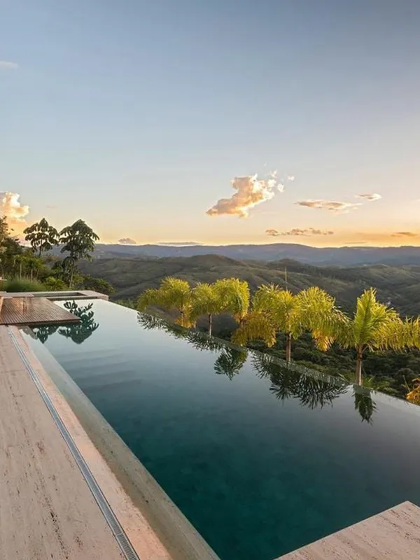 escolher o revestimento é muito importante, ainda mais se for que nem essa piscina com borda infinita da imagem