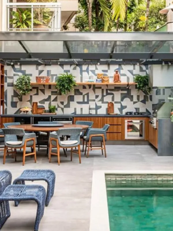 revestimento de ceramica pensando na segurança de quem anda perto da piscina, aplicado uma textura antiderrapante