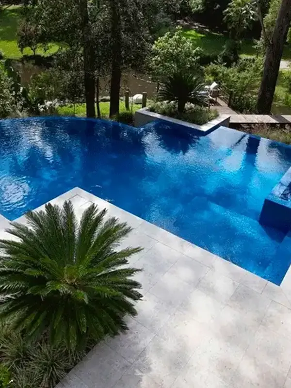 designer de piscina neutro e claro