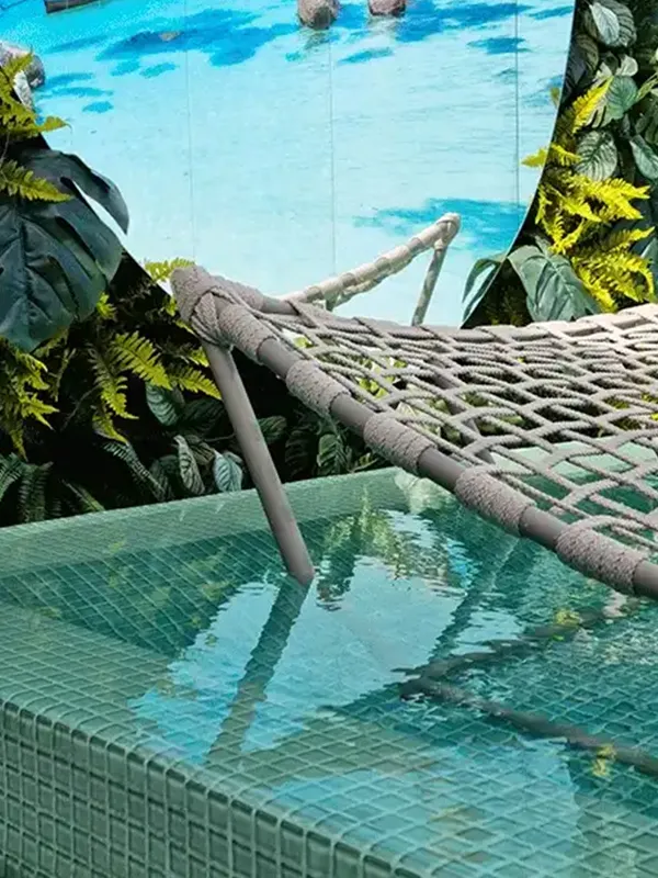 azul e verde na parede da piscina com jardim vertical