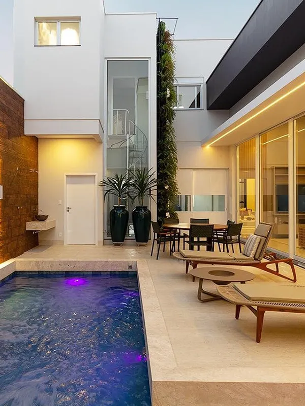 área de lazer com piscina pequena com ceramica azul escuro