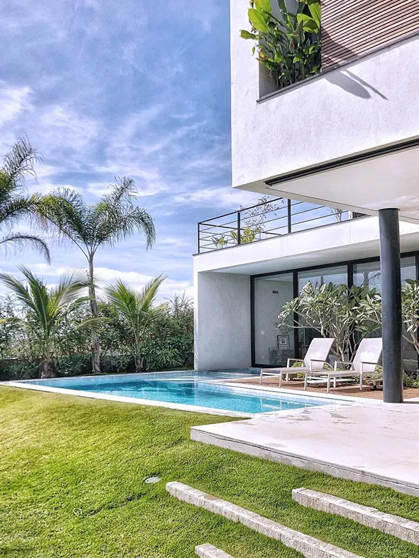 piscinas modernas também utilizam ceramica como revestimento principal