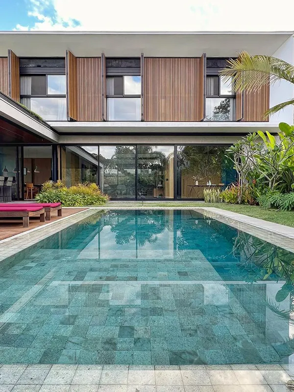 a escolha da cor de ceramica para piscina depende muito da decoração do ambiente 